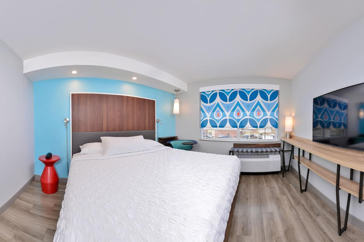 room, 1 king bed | minibar, laptop workspace, blackout curtains, free wifi