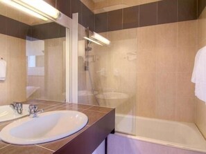 Chambre Standard avec lits jumeaux, salle de bains attenante | Salle de bain