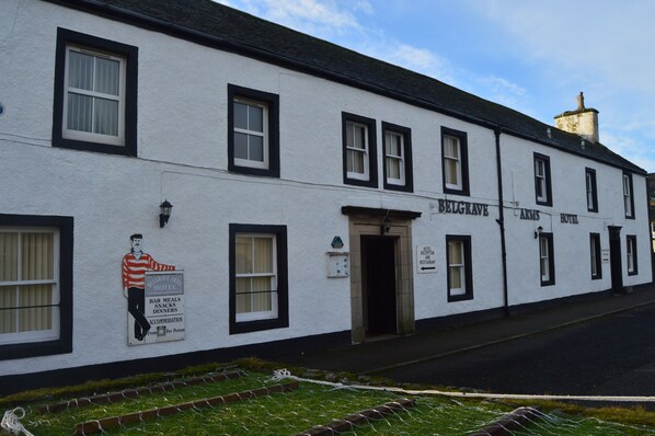 A white building with black trim and a sign reading "BELGRAVE Arms Hotel". - Belgrave Arms Hotel (Helmsdale)