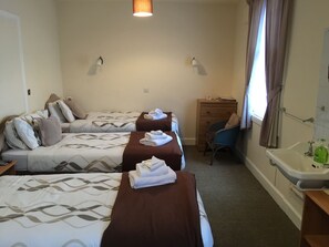 Eenvoudige driepersoonskamer, gemeenschappelijke badkamer | Een strijkplank/strijkijzer, beddengoed