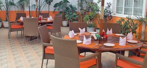 Se sirven desayunos, comidas, cenas y cocina local e internacional 