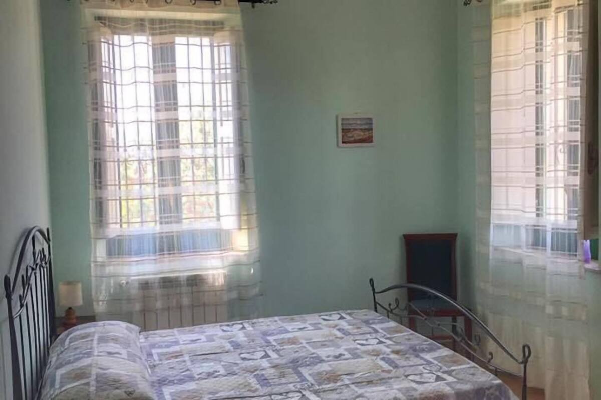 Quarto casal básico, 1 cama Queen | Quartos à prova de som, berços (sobretaxa), Wi-Fi de cortesia