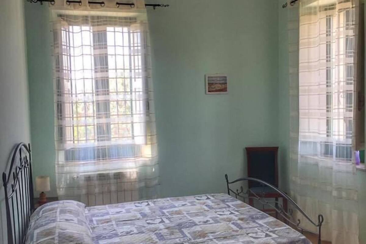 Basic Double Room, 1 Queen Bed | Soundproofing, cots/infant beds, free WiFi