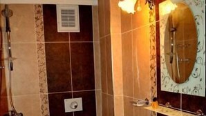 A bathroom with a pedestal sink, a toilet, and a shower. - Doğa Motel (Çaykara)
