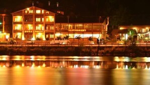 A hotel with multiple floors and a restaurant. - Doğa Motel (Çaykara)