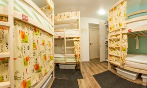 Shared Dormitory, Mixed Dorm (8 beds) | Down comforters, in-room safe, laptop workspace, soundproofing - «Very center» hostel (Kaliningrad)