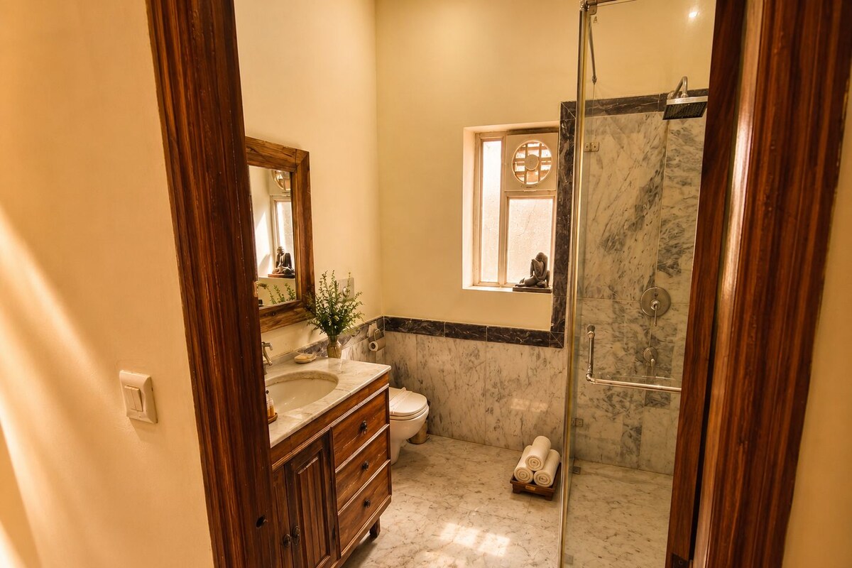 Luxury Suite Room | Bathroom | Shower, rainfall showerhead, free toiletries, hair dryer