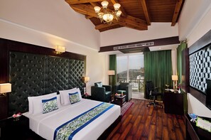 Minibar, coffres-forts dans les chambres, bureau