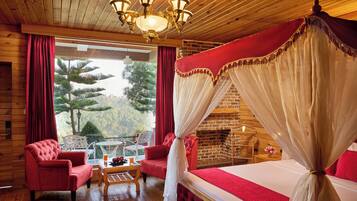 Deluxe Cottage | Minibar, in-room safe, desk, iron/ironing board