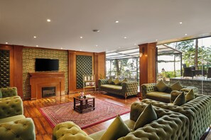 Coin salon dans le hall