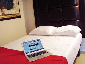 Desk, free WiFi, bed sheets - Hotel Inn Plaza del Angel Chihuahua (Chihuahua)