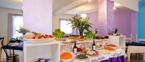 Petit déjeuner, déjeuner et dîner servis sur place, vue sur le jardin