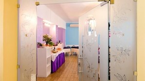 A hallway with a door labeled "SALA DA PRANZO" leading to a dining area with a buffet setup. - Hotel Milano (Gatteo)