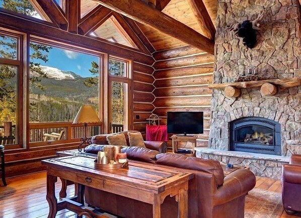 Ferienhaus, Mehrere Betten (Big Timber Lodge) | Wohnzimmer | Flachbildfernseher