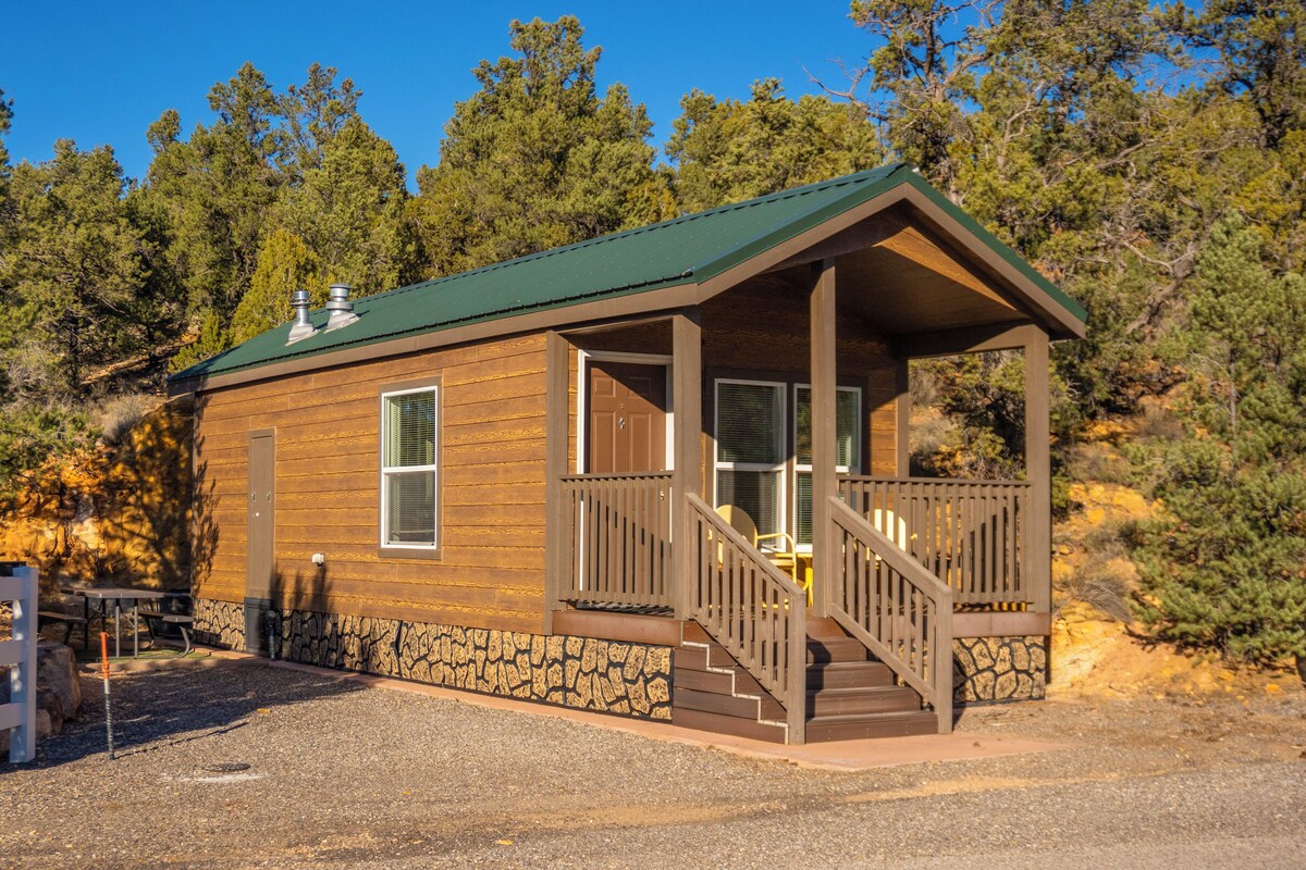 Cabin, 1 Bedroom, Non Smoking, Private Bathroom | Iron/ironing board, WiFi (free), bed sheets