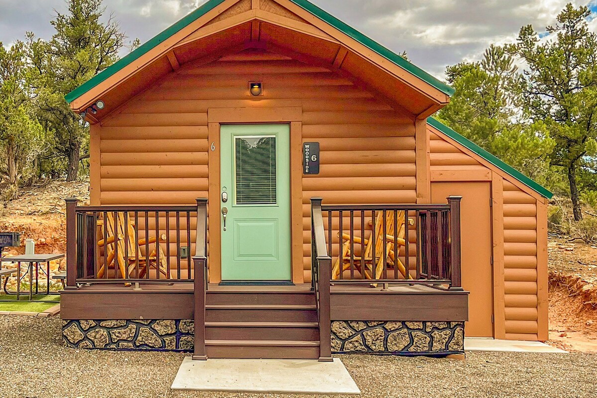 Cottage, 1 Queen Bed, Non Smoking, Kitchenette | Iron/ironing board, WiFi (free), bed sheets