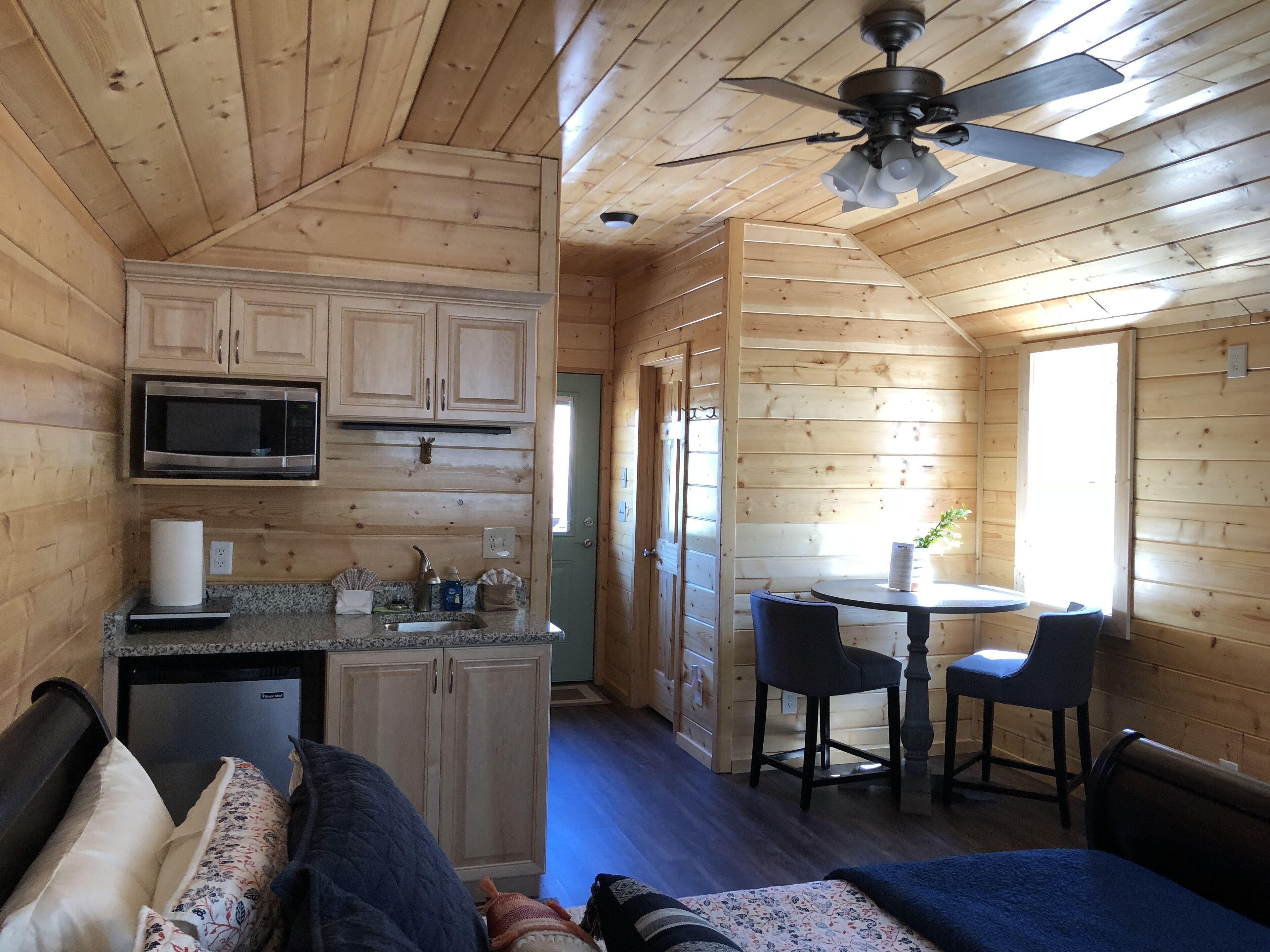 Romantic Cottage, 1 Queen Bed, Kitchenette, Mountain View | In-room dining
