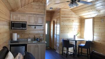 Romantic Cottage, 1 Queen Bed, Kitchenette, Mountain View | In-room dining
