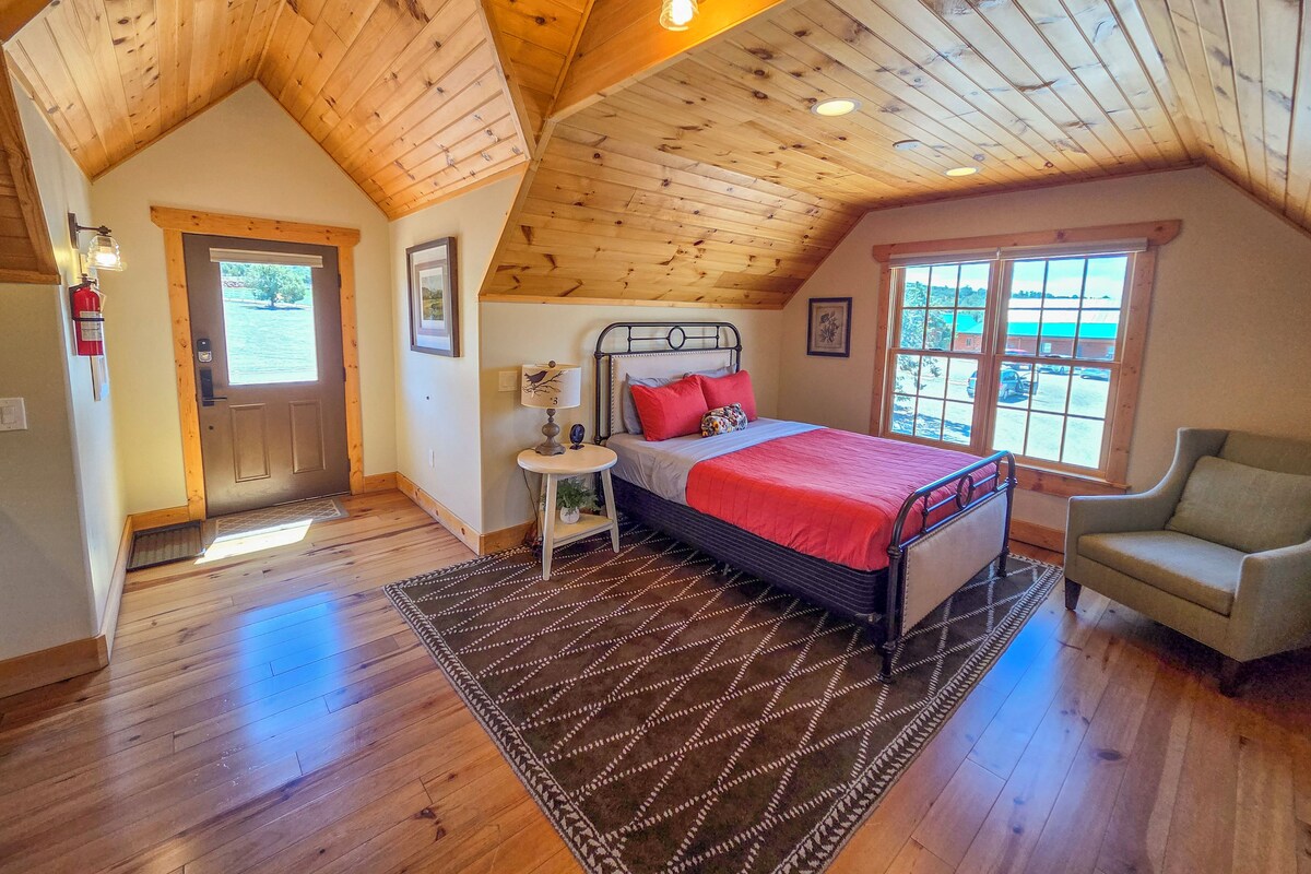 Studio Suite, 1 Queen Bed, Non Smoking, Private Bathroom | Iron/ironing board, WiFi (free), bed sheets
