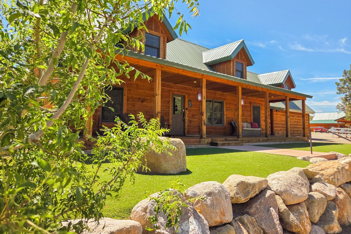 Cabin, 3 Bedrooms, Non Smoking, Private Bathroom | Iron/ironing board, WiFi (free), bed sheets