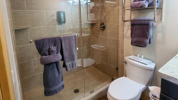 Deluxe-FerienhĂŒtte, 1Â Queen-Bett und Schlafsofa, Seeblick, Seeseite | Badezimmer