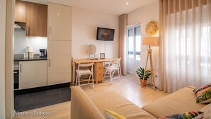 Un apartamento moderno con cocina, comedor y sala de estar.