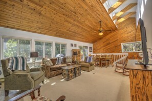 Flat-screen TV, fireplace - Timber Hill (Breckenridge)