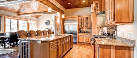 House, Multiple Beds (Christie Heights Retreat) | Private kitchen
