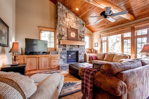 Huis, meerdere bedden (Christie Heights Retreat) | Woonkamer | Een flatscreentelevisie