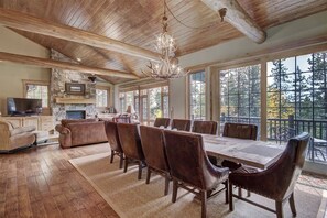 Huis, meerdere bedden (Christie Heights Retreat) | Privékeuken | Een koelkast, een magnetron, een oven, een kookplaat