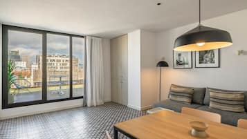 Departamento estándar, 1 habitación | Área de sala de estar | Televisión de pantalla plana