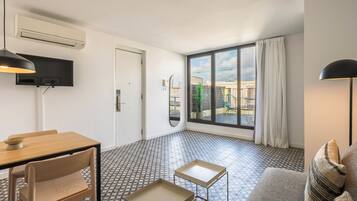 Standaard appartement, 1 slaapkamer | Woonruimte | Een flatscreentelevisie