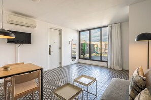 Standard-Apartment, 1 Schlafzimmer | Wohnbereich | Flachbildfernseher