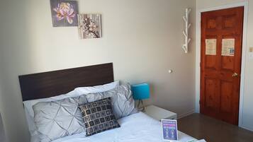 Habitación superior, 1 cama matrimonial, 2 baños, planta baja | Decoración personalizada, muebles diferentes y escritorio