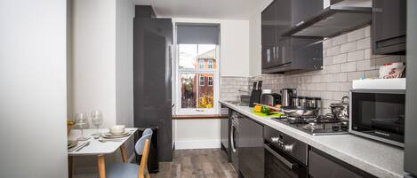 Full-size fridge, microwave, oven, stovetop