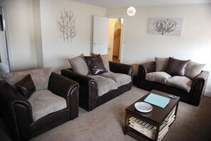 Deluxe Apartment, 3 Bedrooms (112 Duffield Road) | Living room | Plasma TV - Bay Tree Apartments (Derby)