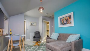 Leilighet – superior, 2 soverom (Larges Street) | Oppholdsrom | Plasma-TV