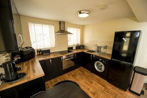 Full-size fridge, microwave, oven, stovetop - Bay Tree Apartments (Derby)