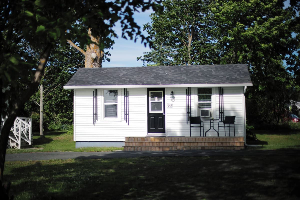 Cottage 10 | 1 bedroom, desk, iron/ironing board, free WiFi