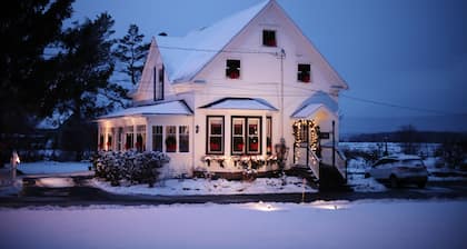 Carleton Inn and Cottages