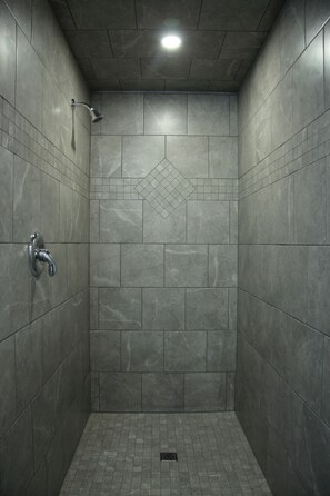 Premier Studio | Bathroom | Free toiletries, towels - Carleton Inn and Cottages (Carleton Corner)