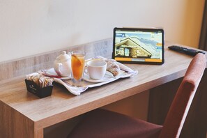 Desk, bed sheets - Hotel Mondolè (Frabosa Sottana)