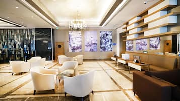 3 bars/lounges