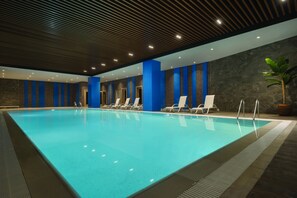 Indoor pool, outdoor pool - Hawthorn Suites By Wyndham Istanbul Airport (Istanbul)