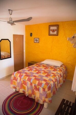 Quarto tradicional, 1 cama de casal, vista parcial para o oceano | Frigobar, escrivaninha, Wi-Fi de cortesia