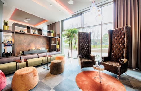 Sitzecke in der Lobby. Leonardo Royal Hotel Ulm