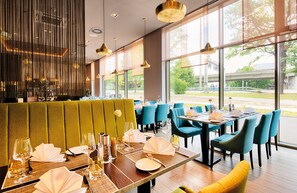 Dinner served - Leonardo Royal Hotel Ulm (Ulm)