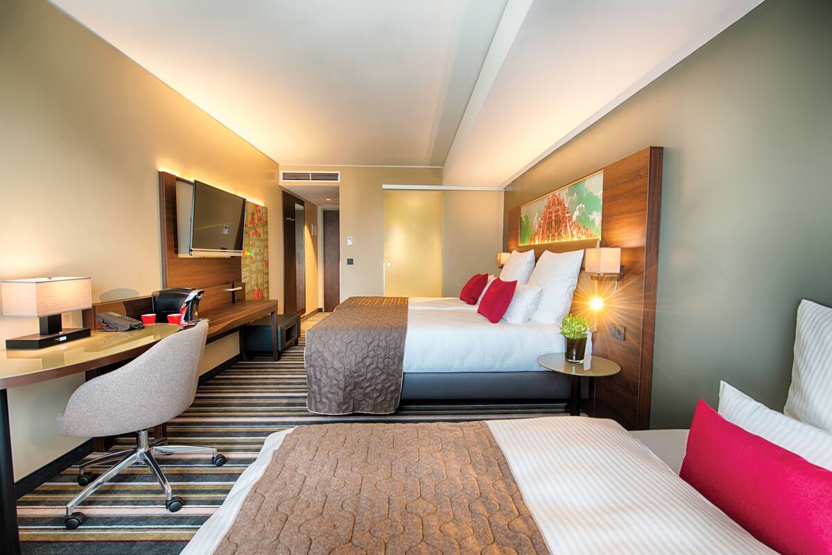 deluxe triple room | 1 bedroom, minibar, in-room safe, desk