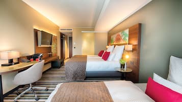 Deluxe-Dreibettzimmer | Minibar, Zimmersafe, Schreibtisch, schallisolierte Zimmer