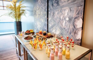 Una mesa de buffet con diferentes alimentos y bebidas.
